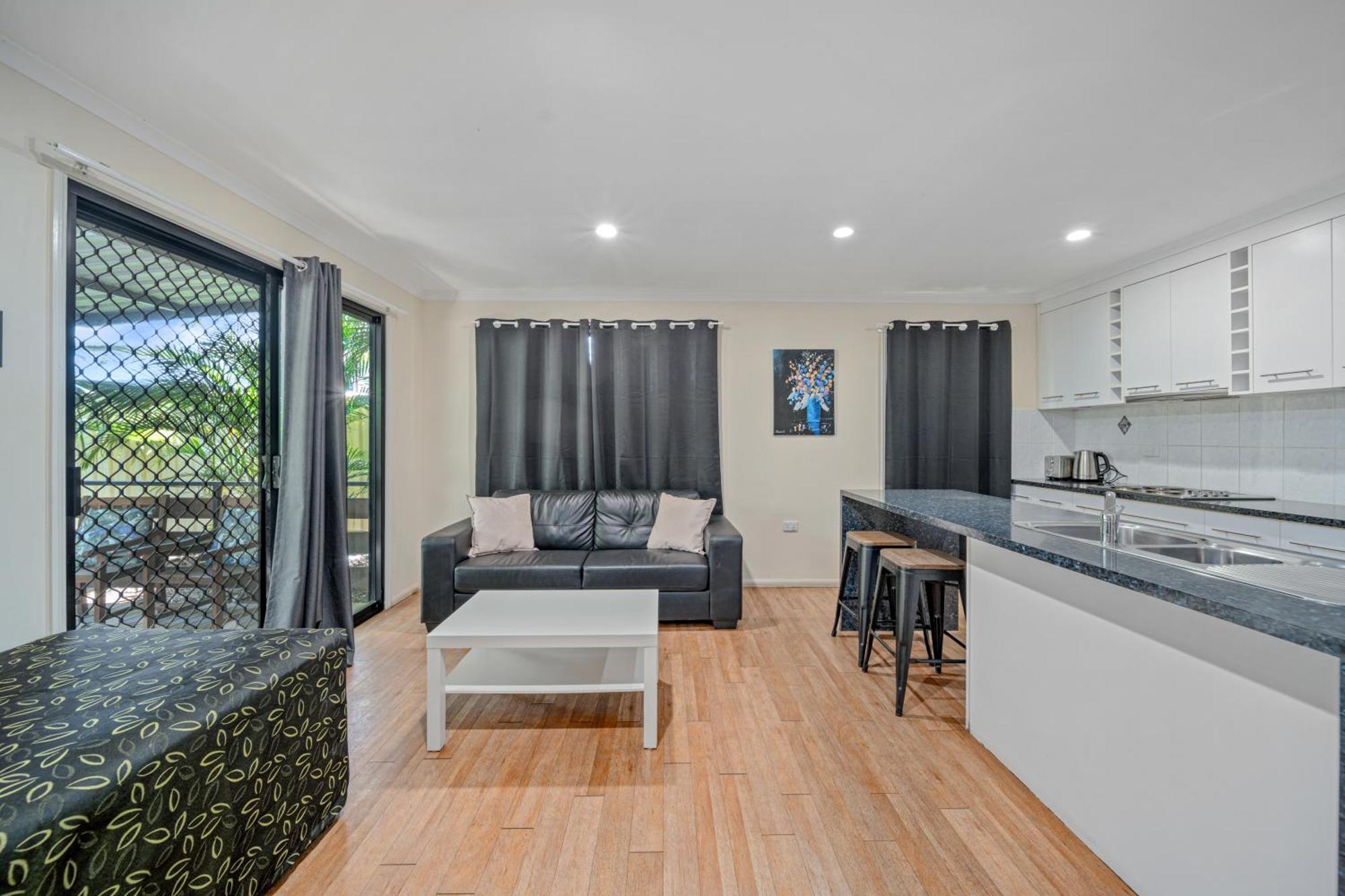 Emerald Motel Apartments 4*
