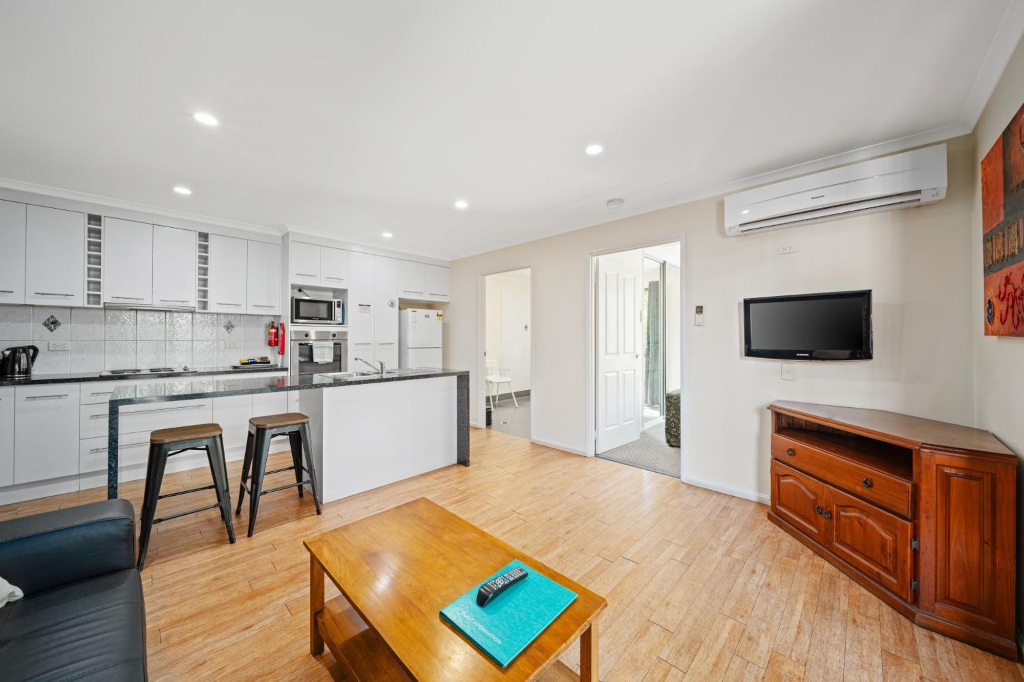 Emerald Motel Apartments 4*